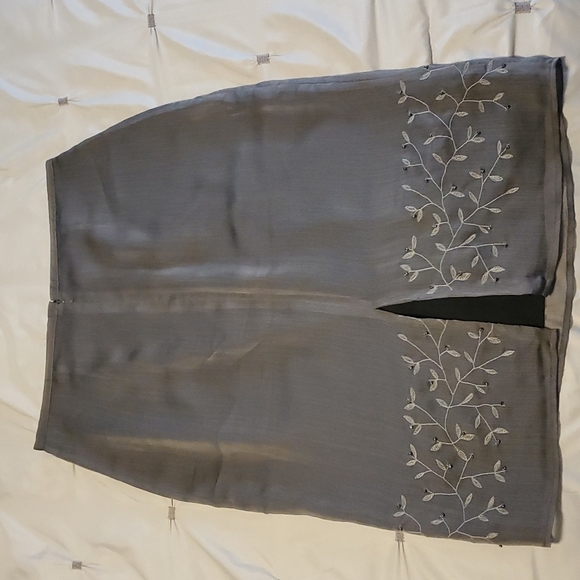 Express Grey Embroidered and Beaded Hem Skirt Size 10 - Picture 2 of 2